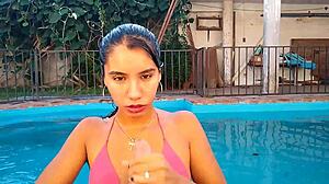Akcia hlbokého hrdla v bazéne s skutočným párom z Argentíny