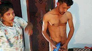 अमेचुर इंडियन वाइफ को होममेड वीडियो में उसकी गांड चोदी गई और उस पर पानी डाला गया