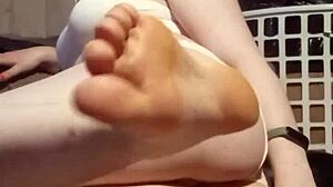 Garotas brancas amadoras mostram seus pés descalços em POV