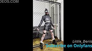 Електростимулация и белезници в BDSM робско видео