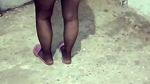 Uma garota turca se comporta mal com os pés em um vídeo caseiro