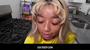 Sisscreep - La teenager nera ha la sua figa allargata al limite