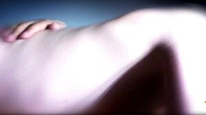 이 거대한 자지를 타고 있는 카우걸 포르노 비디오