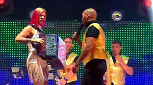 Brazylijska piosenkarka Tugas wykonuje występ w spódnicy