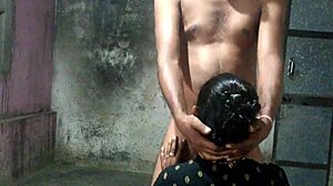 Indická nevlastná sestra a neter majú análny sex v tomto XXX videu