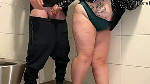 MILF peluda se masturba em banheiro público