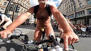 裸のバイカーが公共の場で露出して屈辱を受ける
