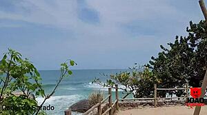 البرازيلية السمراء هولي بومبوم تصبح شقية على شاطئ عاري