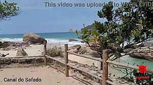 Холли Бомбом, бразилска бринета, постаје несташна на голој плажи