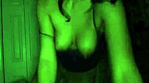 سارة لوف الجميلة تستمتع بلسان مجاني في هذا الفيديو الإباحي الهاوي.