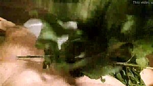 स्पष्ट वीडियो में बिछुआ चुभने के डंक को फेटिश करते हुए