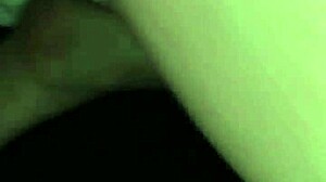 Brunette med en perfekt røv får sin første anal med en monsterpik