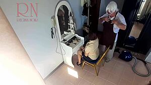 Telecamera nascosta cattura il barbiere che fa un taglio di capelli nudo a una signora grassa