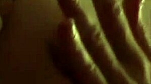 פצצת בלונדינית אלכסנדרס מציגה סשן סולו חושני על המיטה