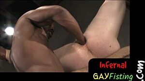 Pareja gay interracial explora BDSM duro con fisting y estiramiento