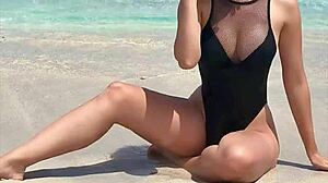 Bolivyalı Model Eloisa Gutiérrez, kot pantolonla varlıklarını sergiliyor