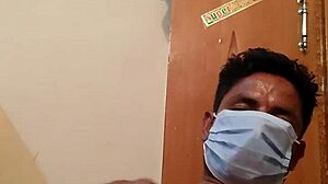 Експлозия от сперма върху лицето на камериерката в индийско видео