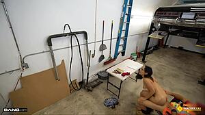 Бринета аматер има секс у гаражи да поправи свој ауто