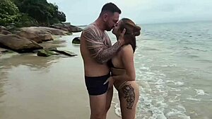Pertemuan pantai yang panas antara suami dan kekasih rambut merahnya