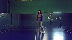 Amatørkvinner avslører eiendelene sine mens de spiller badminton i et samfunnssenter