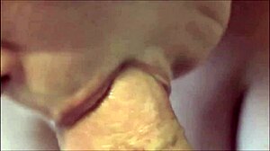 Una milf cicciona fa una gola profonda e sbavosa in POV
