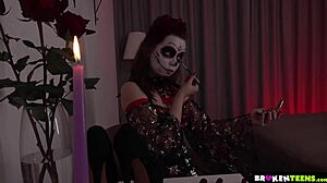 Luna Hazes erotiske Halloween-kostyme fører til intens anal action
