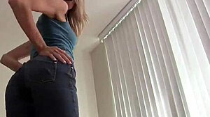 Čuten POV video o osupljivi ženski v majhnih jeans kratkih hlačah in spodnjicah