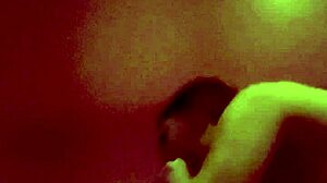 Asiatiske milfs sensuelle massage bliver til en varm skjult cam-oplevelse