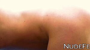 प्राकृतिक स्तन वाली खूबसूरत लड़की पूल के किनारे कामुक वीडियो में चिढ़ाती है।