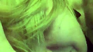 אליסון הבריטית המקצועית נהנית מסקס עם זין גדול בסרטון חם