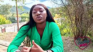Afrikansk tenåring med muntre pupper har het sex på kamera