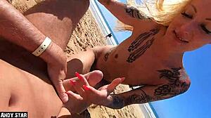 Um casal desfrutando de um encontro quente ao ar livre na praia, levando a um final satisfatório
