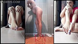 Milf stripper på badet og blir sensuell med body lotion