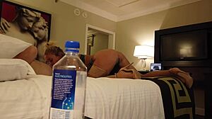 Madelyn Monroe e la sua ragazza cavalcano uno sconosciuto a Las Vegas con una bottiglia d'acqua
