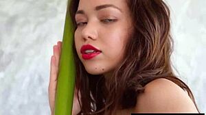 Kit Rysha, een kleine Filipijnse schoonheid, laat haar haarloze bezittingen zien terwijl ze poseert met een enorm blad