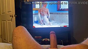 Masturbieren zu einem heißen Pornovideo mit einem Monster-Schwanz