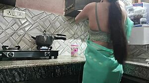 HD-video van een verbluffende echtgenoten eerste seksuele ontmoeting met de man van haar zus in de keuken en op bed