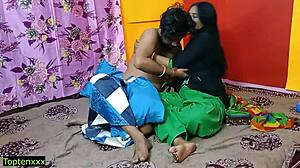 En forførende indisk husmor overrasker sin partner med lidenskabelig elskov med eksplicit hindi-lyd