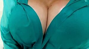 Sonia, en utro britisk moden kvinne, avslører sine enorme bryster