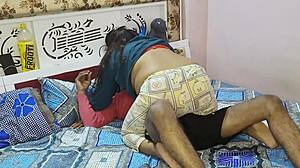 אישה הודית מפתה מקבלת סקס קשה מגיסה בחדות גבוהה עם שמע הינדי