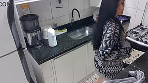 Секси жена се задовољава масивним китом у кухињи
