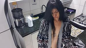 Sexy žena si užívá s monstrózním penisem v kuchyni