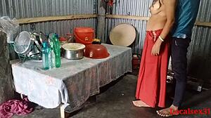 דודה הודית בסארי אדום עוסקת בסקס חם