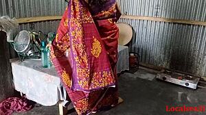 عمة هندية ترتدي ساري أحمر تشارك في عمل جنسي ساخن