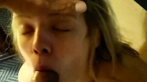 Kleine blanke meid geeft een deepthroat en anus likken aan een grote zwarte lul in een onbewerkte hotelvideo
