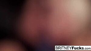 ब्रिटनी का चंचल मूड कैप्रिस की उत्सुक भागीदारी से मेल खाता है।