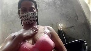 बांग्लादेशी बेब एक बड़े लंड को हार्डकोर वीडियो में लेती है।
