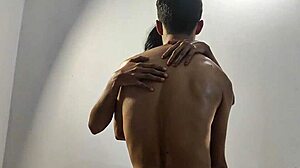 Ένα νεαρό ζευγάρι επιδίδεται σε παθιασμένο έρωτα στο βεγγαλικό πορνό