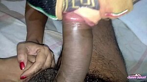 O fetiță cu fundul mare face o slujbă de mână și primește sperma pe picioare