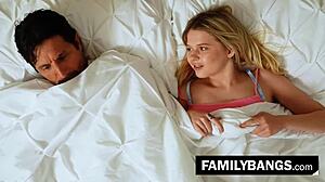 فتاة صغيرة تتسلل إلى سرير زوج أمها للقاء ساخن